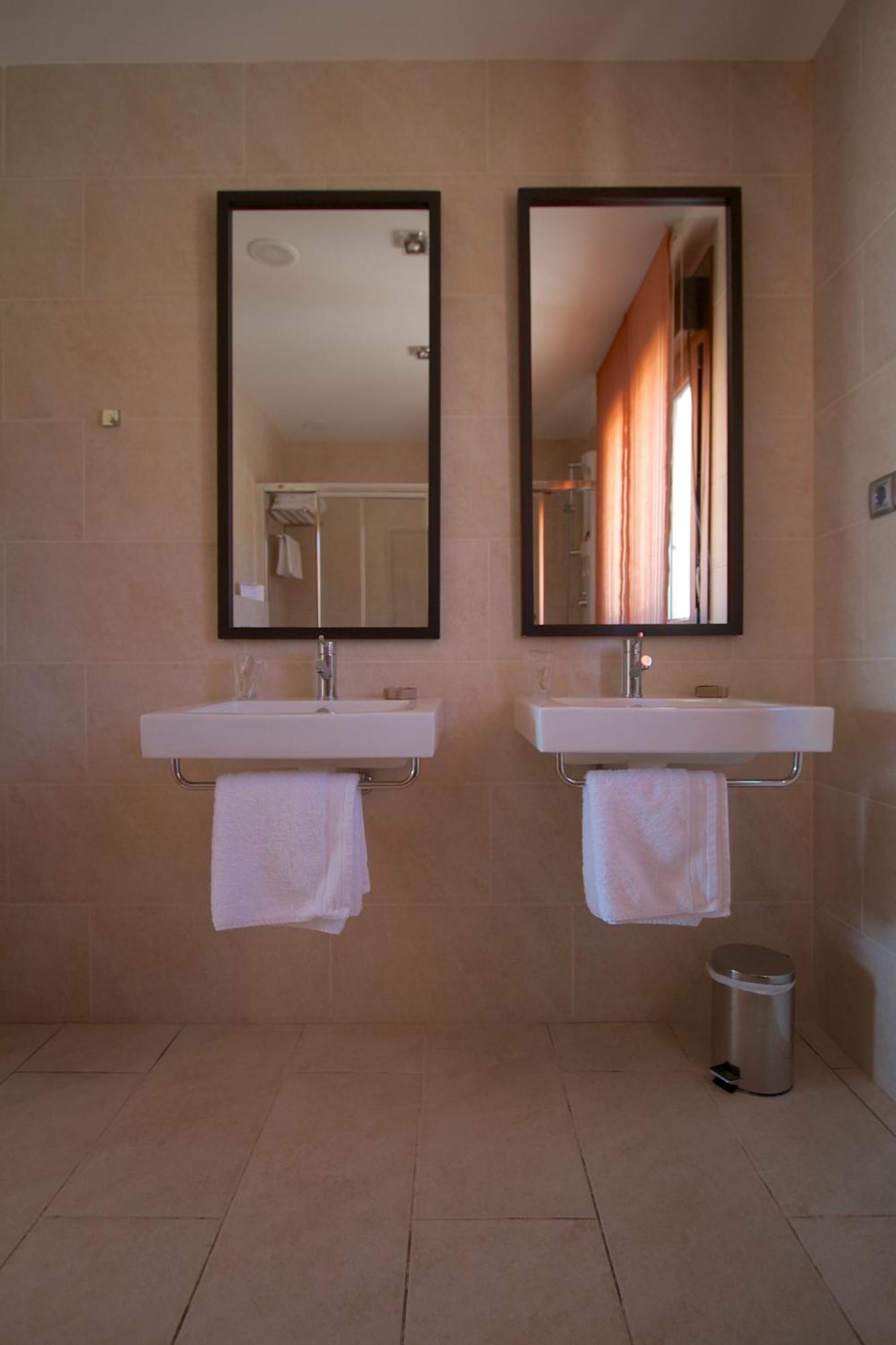 A Maquia Hotel Samieira Bilik gambar